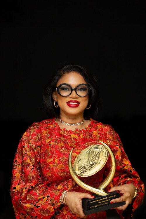 5èmes Awards des entreprises et des institutions socio-économique : la PDG d’Ayuf Holding Diaby Mariame couronnée Femme Entrepreneur de l’année